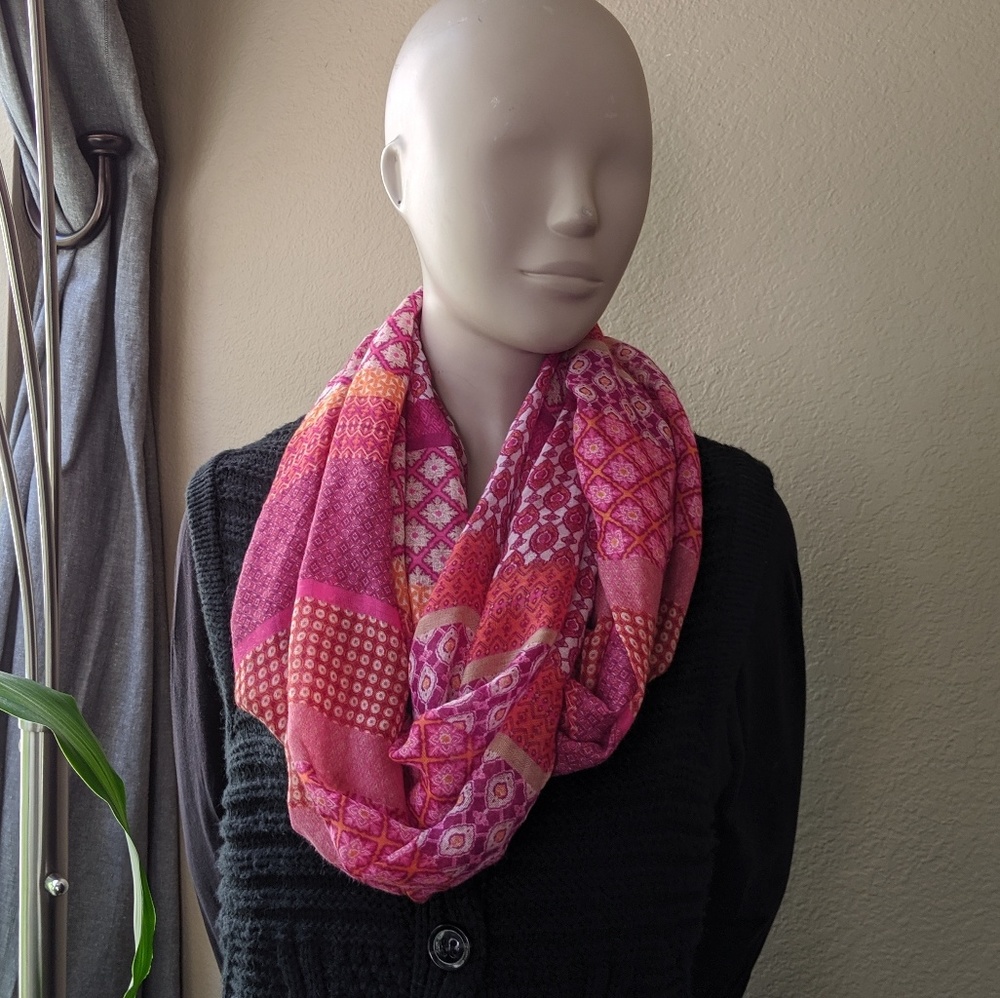 *NWOT* Patterned Infinity Scarf